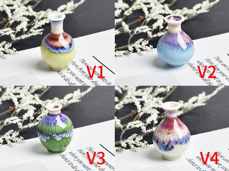 Op de afbeelding: Vier miniatuur keramische vazen met een glanzende, meerkleurige glazuurafwerking. Elke vaas heeft een bolvormig lichaam en een smalle hals met een uitlopende rand. De kleurcombinaties omvatten geel, blauw, groen en rood met een druipglazuureffect.