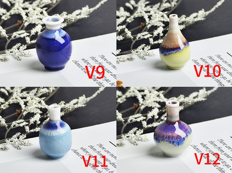 Op de afbeelding: Vier miniatuur keramische vazen gelabeld V9, V10, V11 en V12. V9 is diepblauw met een witte rand. V10 is geel en bruin met een witte hals. V11 is lichtblauw met een wit craquel&eacute; glazuur. V12 is cr&egrave;me, paars en blauw met een witte hals.