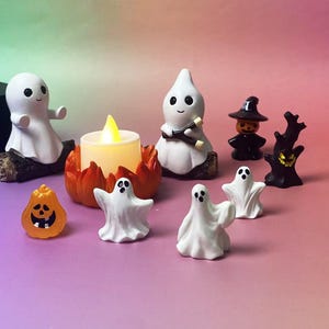 Cute Mini Ghost Campfire Gathering Gift for Halloween Decor, Cute Small Ghost Figurine Set with Fake Candle Gift for Halloween Desktop Decor