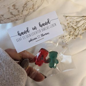 Bomboniere personalizzate - con confezione ecologica e coppie di orsetti gommosi mano nella mano per matrimoni e celebrazioni