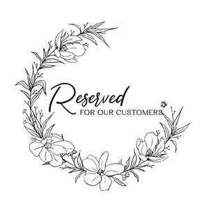 Könnte beinhalten: Ein schwarz-weißes Blumengirlanden-Design mit dem Wort "Reserved" in Schreibschrift, gefolgt von "FOR OUR CUSTOMERS". Der Kranz zeigt detaillierte Strichzeichnungen von Blumen und Blättern, ideal für ein Ladenschild.