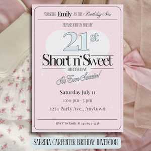 以下が含まれることがあります： 「Short n' Sweet Birthday」と「21st」の文字が入ったピンク色の誕生日招待状。招待状には、パーティーの日時と場所が記載されています。「Sabrina Carpenter Birthday Invitation」の文字が下にあります。