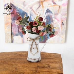 素朴なヴィンテージスタイルの花瓶、金属製の花瓶、ヴィンテージ装飾、秋のテーブル花瓶、テーブル装飾、ケトル、室内装飾