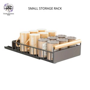 Puede incluir: Un estante de almacenamiento de metal gris con un asa de madera. El estante está lleno de tazas beige y latas grises. El estante está etiquetado como "SMALL STORAGE RACK".