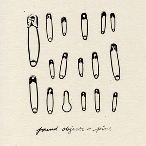 Könnte beinhalten: Eine Schwarzweißillustration verschiedener Sicherheitsnadeln in verschiedenen Größen. Der Text "found objects - pins" steht unter den Nadeln.