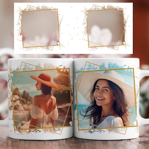 Könnte beinhalten: Zwei weiße Keramikbecher mit einem goldenen geometrischen Rahmenmuster. Jeder Becher zeigt ein anderes Foto einer Frau mit Hut. Auf dem einen Foto ist eine Frau in einem weißen Kleid und einem Strohhut zu sehen, auf dem anderen eine Frau in einem weißen Oberteil und einem Strohhut.