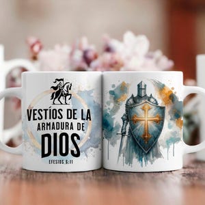 Könnte beinhalten: Zwei weiße Keramikbecher mit Aquarelldesign. Ein Becher zeigt einen Ritter in Rüstung mit Schild und Schwert. Der andere Becher zeigt einen Ritter zu Pferd und den Text "VESTIOS DE LA ARMADURA DE DIOS Efesios 6:11".
