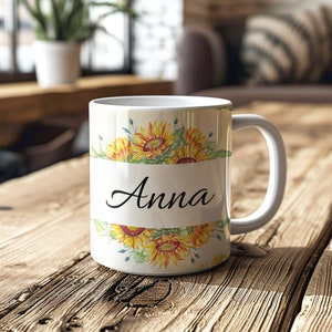 Pu&ograve; includere: Tazza in ceramica bianca con un design di girasole e il nome "Anna" stampato su di essa.