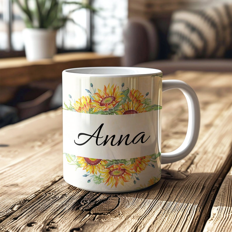 Pu&ograve; includere: Tazza in ceramica bianca con un design di girasole e il nome "Anna" stampato su di essa.