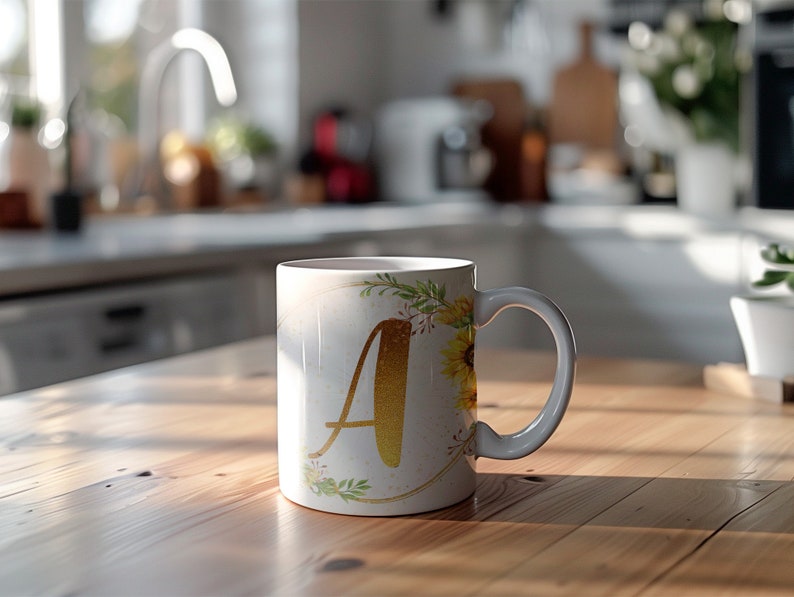 Pu&ograve; includere: Tazza in ceramica bianca con una lettera A dorata e un design floreale con girasoli e verde.