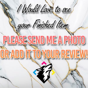 Pu&ograve; includere: Uno sfondo in marmo bianco con venature dorate. Il testo "I Would Love to see your Finished Item. PLEASE SEND ME A PHOTO OR ADD IT TO YOUR REVIEW!" &egrave; scritto in arancione e rosa. Un logo di testa di lupo nero si trova nella parte inferiore dell'immagine.