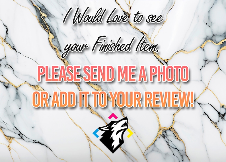 Pu&ograve; includere: Uno sfondo in marmo bianco con venature dorate. Il testo "I Would Love to see your Finished Item. PLEASE SEND ME A PHOTO OR ADD IT TO YOUR REVIEW!" &egrave; scritto in arancione e rosa. Un logo di testa di lupo nero si trova nella parte inferiore dell'immagine.