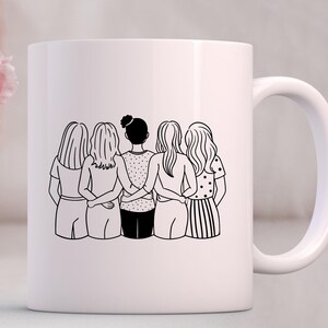以下が含まれることがあります： 白いセラミックマグカップに、黒の線画で描かれた5人の女性が背中合わせに立っており、腕を互いに回しています。女性たちはそれぞれ異なる服装をし、異なる髪型をしています。