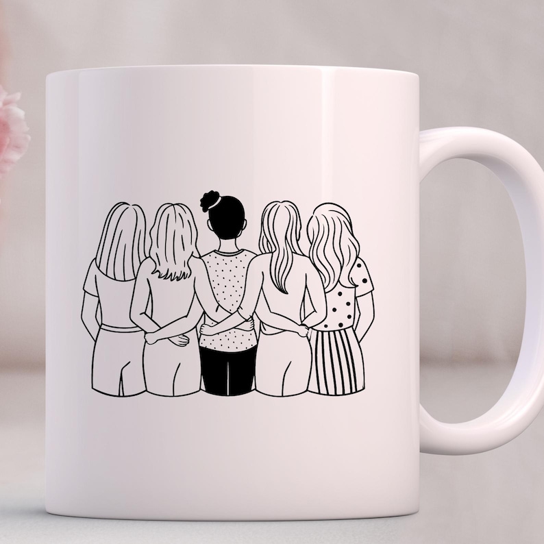 以下が含まれることがあります： 白いセラミックマグカップに、黒の線画で描かれた5人の女性が背中合わせに立っており、腕を互いに回しています。女性たちはそれぞれ異なる服装をし、異なる髪型をしています。