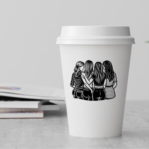 以下が含まれることがあります： 白いコーヒーカップに、黒と白のイラストで描かれた4人の女性が一緒に立っている。女性たちはジーンズを履いており、互いに腕を組んでいる。