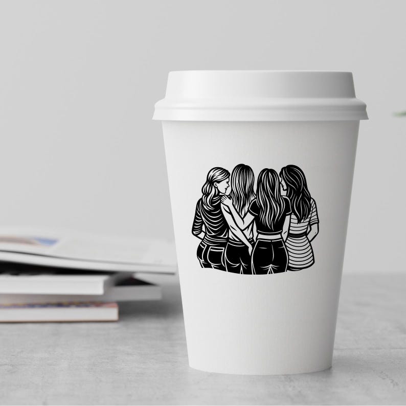 以下が含まれることがあります： 白いコーヒーカップに、黒と白のイラストで描かれた4人の女性が一緒に立っている。女性たちはジーンズを履いており、互いに腕を組んでいる。
