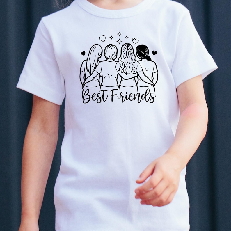 以下が含まれることがあります： 白いTシャツに、4人の女性が一緒に立っている黒いグラフィックと、その下に「Best Friends」というテキストが書かれています。