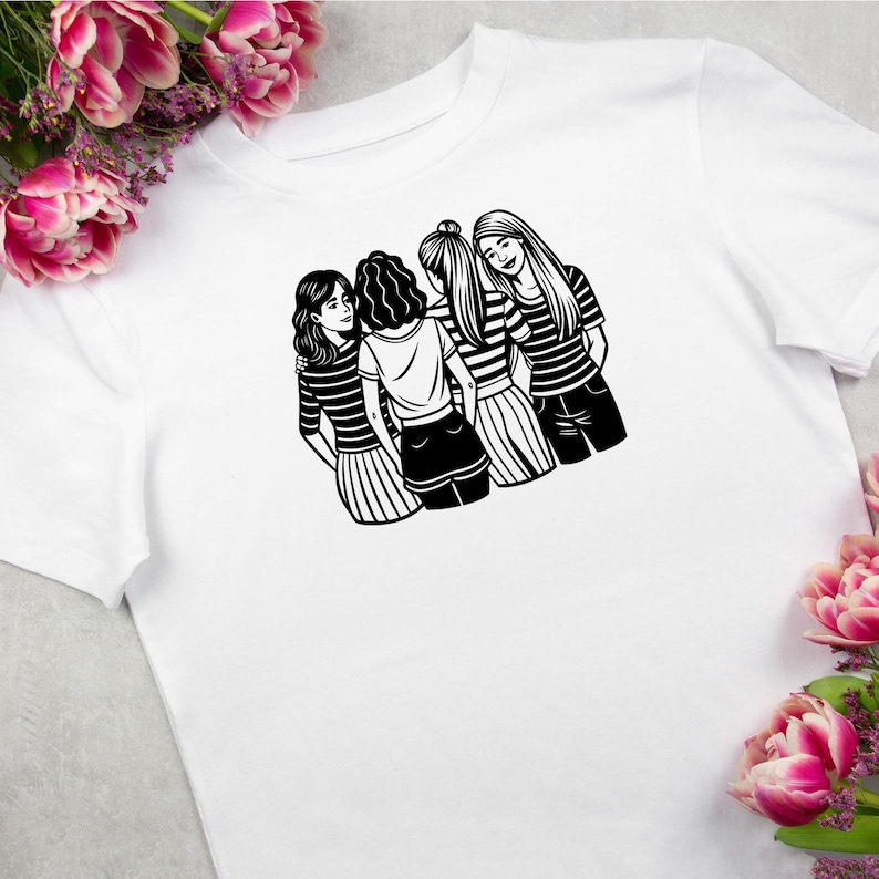 以下が含まれることがあります： 白地に黒と白のイラストがプリントされたTシャツ。4人の女性が寄り添って立っている。女性たちはスカートを履いており、互いに腕を組んでいる。