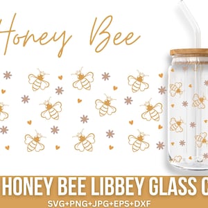 Può includere: Una lattina di vetro trasparente con una cannuccia e un coperchio di legno. La lattina è decorata con un motivo ripetitivo di api e piccoli fiori. Il testo "Honey Bee" è scritto nella parte superiore dell'immagine. Il testo "01 HONEY BEE LIBBEY GLASS CAN" è scritto nella parte inferiore dell'immagine. Il testo "SVG+PNG+JPG+EPS+DXF" è scritto sotto il testo nella parte inferiore dell'immagine.
