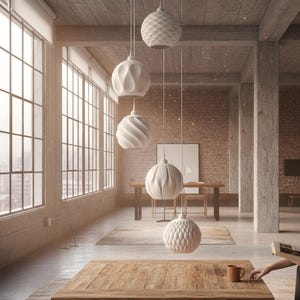 Può includere: Un interno moderno con una serie di lampade a sospensione bianche con design unici e strutturati. Le luci pendono da un elemento circolare a soffitto. La stanza ha grandi finestre, un tavolino in legno e un muro di mattoni.