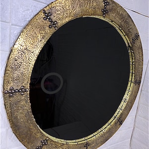 Espejo marroquí de latón hecho a mano: decoración morisca grabada en oro