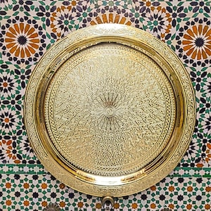 以下が含まれることがあります： 斑点のあるマット仕上げのセラミックマグカップ3個セット。マグカップはクリーム、グレー、黒の色合いです。各マグカップはシンプルでミニマリストなデザインで、コーヒーや紅茶に適しています。おそらく手作りです。