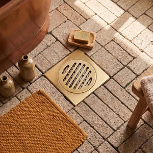 Desagüe de ducha cuadrado de latón macizo sin lacar de 4x4 pulgadas, hecho a mano con artesanía marroquí.