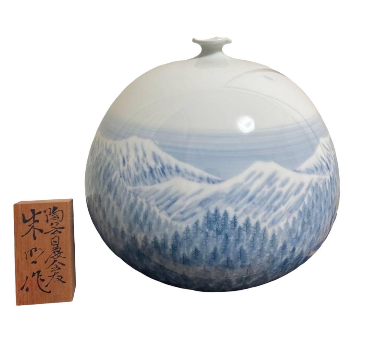 藤井朱明　自作　白磁彫花瓶　共箱　鉄釉草文様　雰囲気◎　インテリア　オブジェ 有田焼 藤井朱明 朝日花瓶 伝統工芸 日本陶芸展 丸兄商社 A1200-3