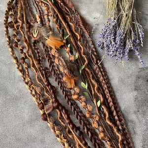 Geflochtene Dreadlocks mit einem elastischen Band, Pferdeschwanz mit Zöpfen und Dekorationen.