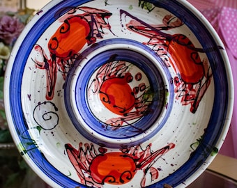 Piatto per patatine e salse di Donna Toohey - Terracotta - Granchi rossi del Maryland con bordo blu - The Annapolis Pottery