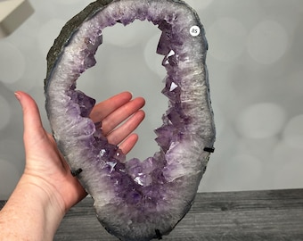 Portal de amatista de 38 cm de alto sobre soporte personalizado (cristal natural) #85