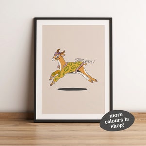 Puede incluir: Una ilustración digital de un springbok con un suéter estampado en verde y amarillo y gafas de sol. El springbok está saltando en el aire y el texto "SPRINGBOK!" está escrito arriba.