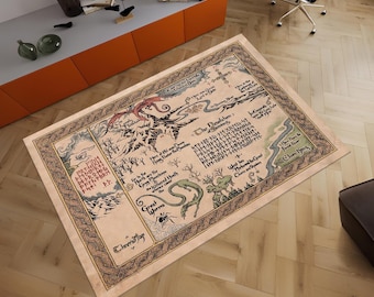 Puede incluir: Una alfombra de estilo vintage con una ilustración detallada de la Tierra Media, una tierra ficticia de la saga de El Señor de los Anillos. El mapa incluye varios lugares, ríos y montañas, con un dragón rojo y una serpiente verde representados en la alfombra. La alfombra tiene un borde marrón con un patrón repetitivo.
