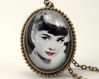 Audrey Hepburn Deluxe Necklace Movie Star Glamour