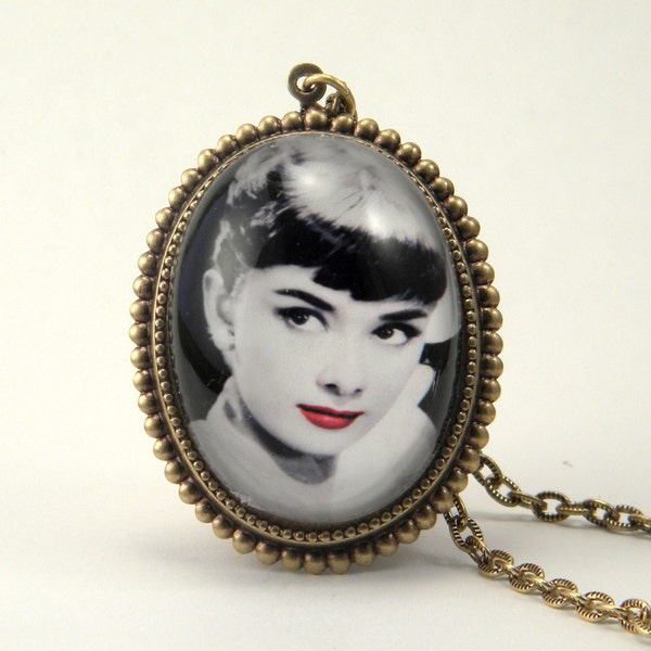 Audrey Hepburn Deluxe Necklace Movie Star Glamour