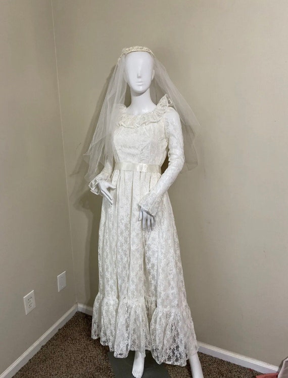 Vintage White lace Ruffle Wedding Dress size Small