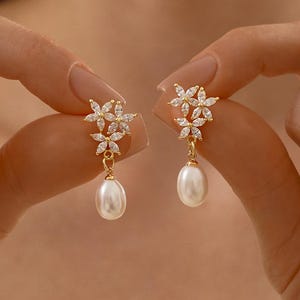 Orecchini delicati a forma di fiore con diamanti e perle, orecchini di perle con diamanti CZ, orecchini da sposa per la sposa, gioielli da sposa, regali per la mamma e le damigelle.