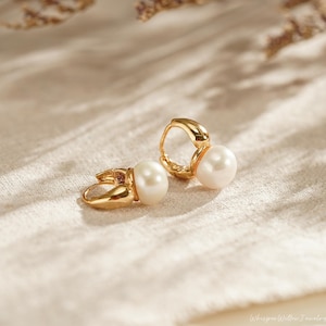 Freshwater Pearl Hoop Earrings, Pearl Huggie Earrings, Gold Pearl Earrings, Wedding jewelry, Bridal Earings, Bridesmaids Gifts for Her