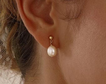 Minimalistiska örhängen med sötvattenspärlor, örhängen med guldpärlor, bröllopsörhängen, brudörhängesmycken, brudtärnepresenter till henne