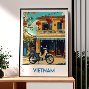 Pode incluir: Um cartaz de viagem vintage com uma mota azul e branca estacionada em frente a um edifício amarelo com lanternas vermelhas penduradas no toldo. O cartaz tem a palavra "VIETNAM" impressa em azul na parte inferior.