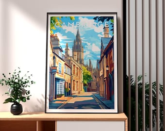 Könnte beinhalten: Eine farbenfrohe Illustration einer Straßenszene in Cambridge, UK. Das Bild zeigt einen hohen Kirchturm im Hintergrund, mit Gebäuden, die die Straße auf beiden Seiten säumen. Die Straße ist mit Kopfsteinpflaster gepflastert und es gibt Bäume und Grün an den Seiten.