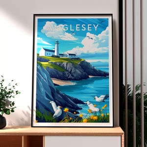 Puede incluir: Una ilustración colorida de un faro en un acantilado rocoso con vistas a un mar azul. El cielo es azul con nubes blancas y el texto "Anglesey UK" está en la parte superior de la imagen.