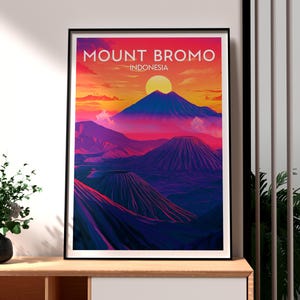 Może przedstawiać: Kolorowy plakat z graficzną ilustracją góry Bromo w Indonezji. Plakat ma tło zachodu słońca z żółtym słońcem i tekstem "MOUNT BROMO - INDONEZJA" u góry.