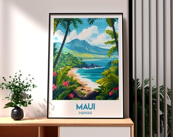 Może przedstawiać: Winietkowy plakat podróżniczy przedstawiający tropikalną plażę. Plakat przedstawia bujne zielone pasmo górskie, błękitny ocean i palmy. Tekst na plakacie brzmi "MAUI HAWAII".
