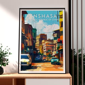 Op de afbeelding: Een kleurrijke illustratie van een straatbeeld in Kinshasa, Democratische Republiek Congo. De afbeelding toont gebouwen, auto's en een blauwe lucht.