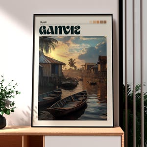 Puede incluir: Un póster con un diseño retro que muestra una puesta de sol sobre un pueblo sobre pilotes en una laguna. El texto del póster dice "GANVIE" y "Benín".