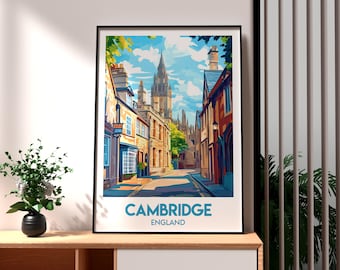 Könnte beinhalten: Eine farbenfrohe Illustration einer Straßenszene in Cambridge, England. Das Bild zeigt eine schmale Straße, die von historischen Gebäuden gesäumt ist, darunter ein hoher Kirchturm. Die Straße ist leer, mit einem strahlend blauen Himmel darüber. Der Text "CAMBRIDGE ENGLAND" ist unten im Bild gedruckt.