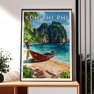 Może przedstawiać: Winietkowy plakat podróżniczy przedstawiający łódź długoogonową na plaży przed bujną zieloną wyspą z tekstem "KOH PHI PHI TAJLANDIA".