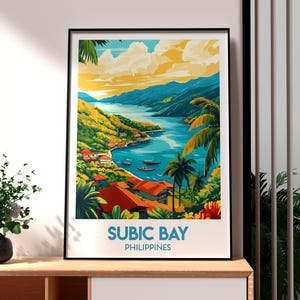 Può includere: Un'illustrazione colorata di Subic Bay, Filippine. L'immagine mostra una baia con una piccola città sulla costa, circondata da colline verdi lussureggianti. Il cielo è blu brillante con nuvole bianche soffici. Il testo "Subic Bay, Filippine" è stampato nella parte inferiore dell'immagine.
