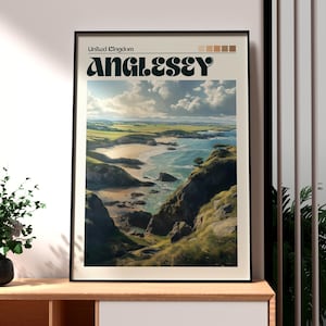 Puede incluir: Un póster de viaje de estilo retro con una vista panorámica de una costa rocosa con una playa y el océano. El póster se titula "Anglesey" con el texto "Reino Unido" arriba.